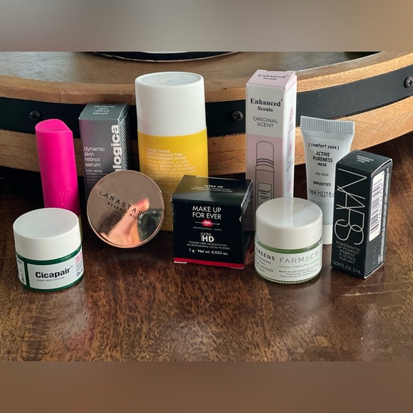 Canvas toiletry bag with samples! - Picture 4 of 4